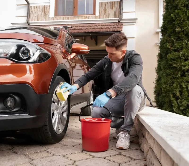 Lavage auto à domicile Lacquy : professionnel intervenant sur un véhicule